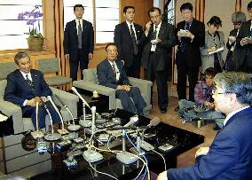 Kono meets Okinawa Gov. Inamine on U.S. bases